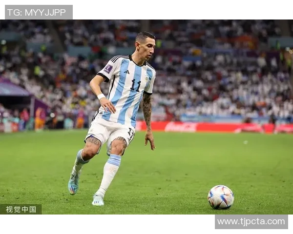 阿根廷足协主席与梅西德保罗重聚合影分享喜悦时刻